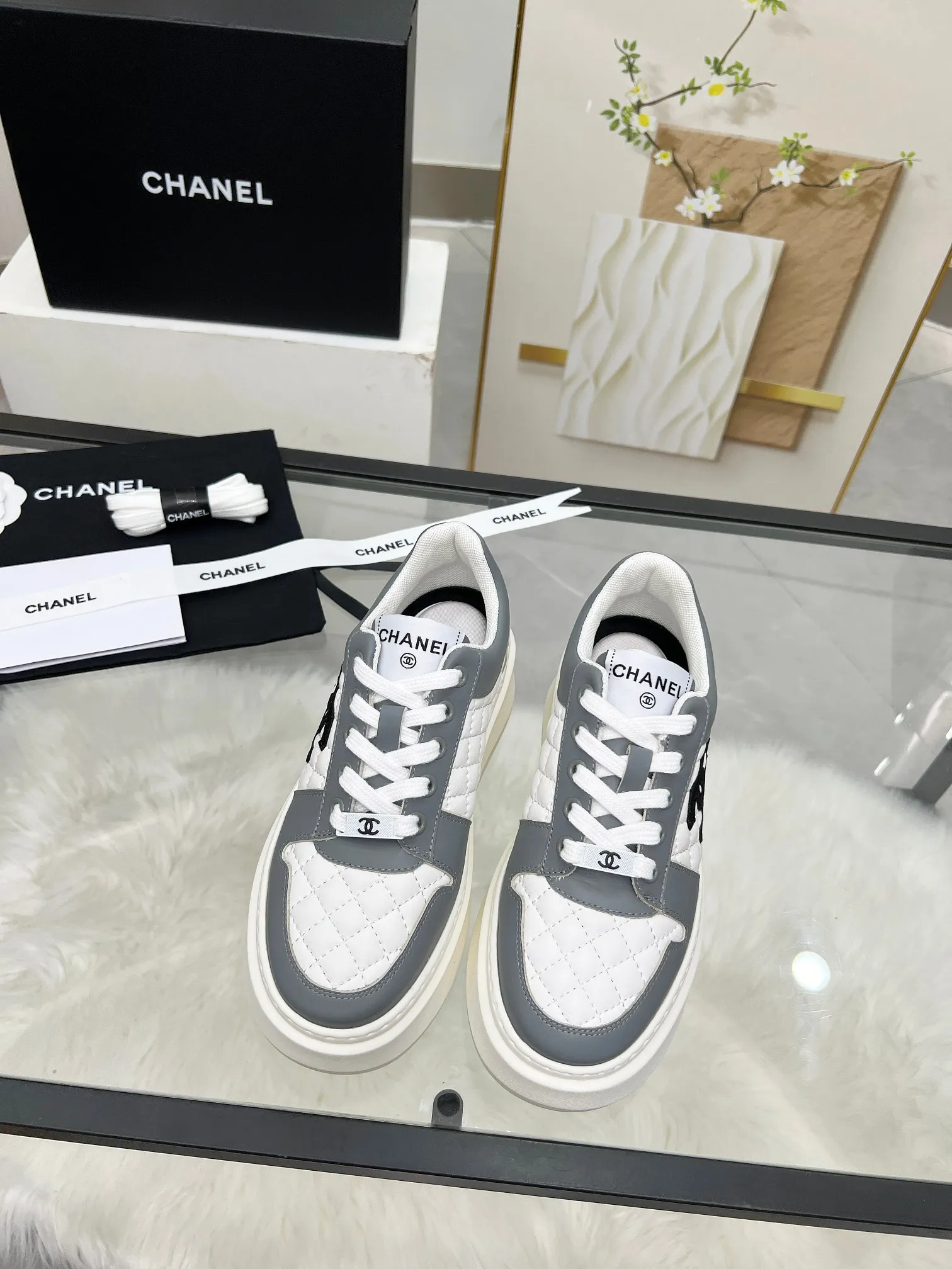 👟👟Ex-factory price 480👟👟 CHANEL 25C spring and summer new sports shoes official website is available at the same time ❤️ Counter out-of-stock kings. Major bloggers are recommending new styles on social days. This season’s new styles are simply eye-catching and look great on the feet. The casual casual sports style is refreshing and natural, interpreting Chanel’s fashionable femininity. The overall customization makes all sports models on the market at that time obsolete. This series is now available for sale! The upper is made of custom imported pebbled calf leather ➕ custom frosted calf leather. The lining is made of original one-to-one professionally customized mesh. Hardware accessories. Original full set of molds (not common in the market). Original custom molded TPU combination outsole. Height 4 cm. Women's size 35-39.